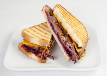 CRANBERRY HORSERADISH ROAST BEEF SANDWICH